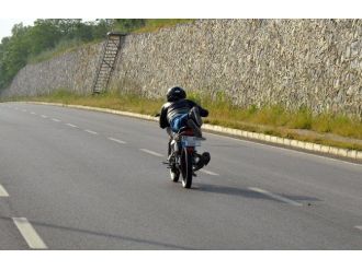 Motosiklet Sürücüsü Görenleri Hayrete Düşürdü