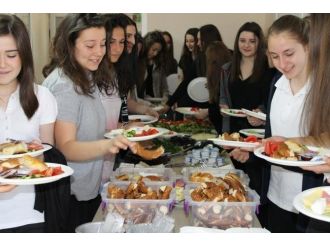 Gazi Anadolu’dan Öğrencilere Jest