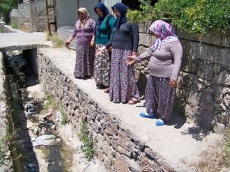 Kadınlardan Üstü Açık Su Kanalına Tepki