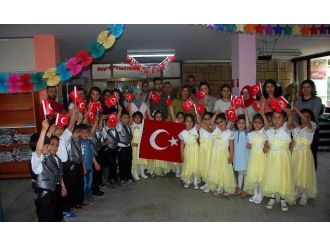 Anaokulu Öğrencileri Kütüphanede Gösteri Sergiledi