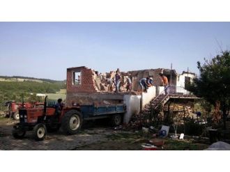 Evi Yanan Ailenin Yardımına Büyükşehir Koştu