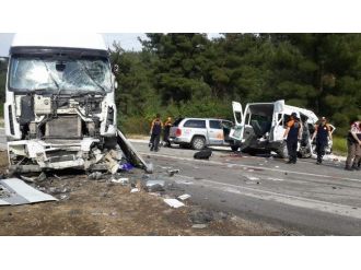 Cezaevi Minibüsü İle Tır Çarpıştı: 3 Ölü, 6 Yaralı