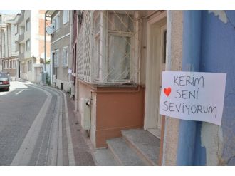 Genç Kız Aşkını Böyle İlan Etti