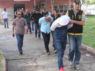 Eşlerini İş Adamlarına Sundular