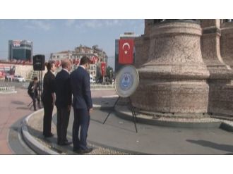 Taksim’deki Cumhuriyet Anıtı’na Çelenk Bırakıldı