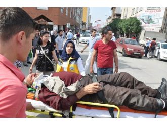 Kazada Yaralanan Yaşlı Adama İlk Müdahaleyi Tesadüfen Oradan Geçen Hemşire Yaptı