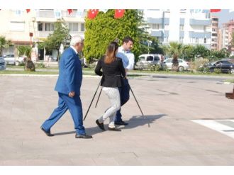 Chp Atatürk Anıtına Çelenk Sundu