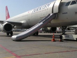 Kalkışa Hazırlanan Uçağın Slide’ı Açıldı