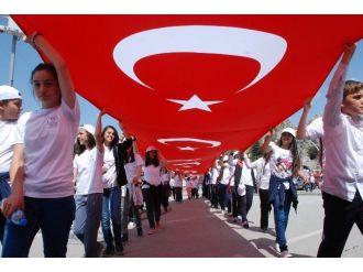 60 Metre Uzunluğundaki Türk Bayrağı İle Yürüdüler