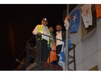 Ak Parti İzmir İl Başkanı Delican Vinç Üzerine Çıkıp Bayrak Astı