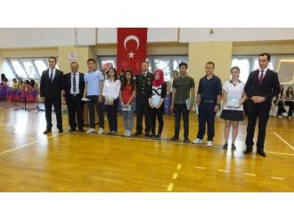 Burhaniye’de 19 Mayıs Salonda Kutlandı