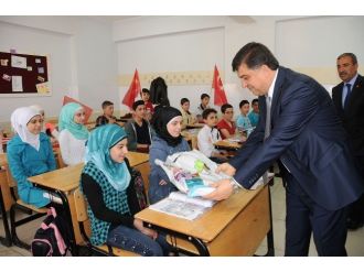 Şehitkamil Belediyesi’nden 700 Suriyeli Öğrenciye Kırtasiye Yardımı