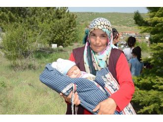 Yağmur Duasına 32 Günlük Bebeğiyle Katıldı