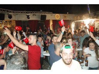 Türk Bayrağı İle Eğlendiler