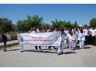 Didim’de Gençlik 19 Mayıs İçin Yürüdü; Esnaf Odası Konvoy Düzenledi