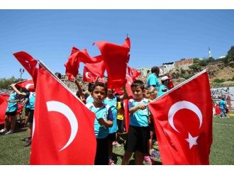 İzmir’de Onlarca Genç Bir Ağızdan Gençliğe Hitabeyi Okudu