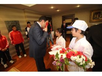 Vali Işın Milli Sporcuları Kabul Etti
