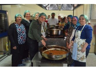 Kula’da Aşçılık Kursunu Bitirenler Belgelerini Aldı