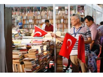 Kocaeli Kitap Fuarı Kırmızı Beyaza Boyandı