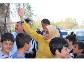 Ak Parti’nin Bayan Adayı Çocukluğunun Geçtiği Mahallede Seçim Çalışması Yaptı