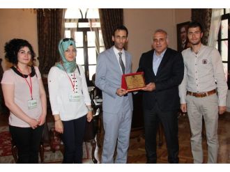 Elazığ Kültür Ve Sanat Derneği’nden Vali Zorluoğlu’na Plaket
