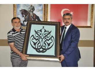 Dursun Mengüç, Eserini Başkan Alıcık’a Teslim Etti