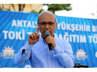 Ak Parti’li Lütfi Elvan Tapu Dağıttı