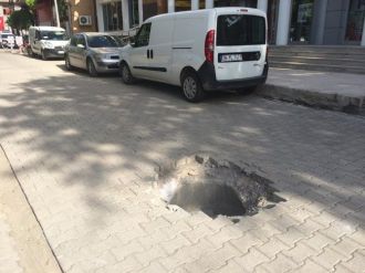 Viranşehir De Yol Ortasında Açık Rögar Tehlike Saçıyor
