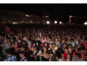 Bursalı Gençler Teoman Konseriyle Coştu