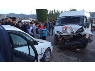 Minibüsle Otomobil Çarpıştı: 1 Ölü, 4 Yaralı