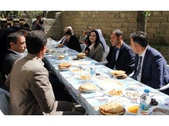 Hdp Eş Genel Başkanı Yüksekdağ’dan Taş Ailesine Ziyaret