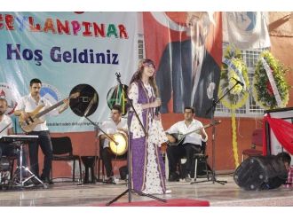 Minikler Büyükleri Eğlendirdi