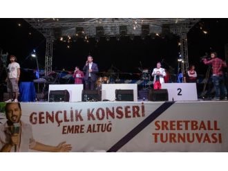 Gençler, Emre Altuğ Şarkılarıyla Bayram Yaptı