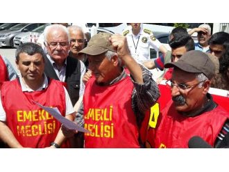 Emeklilerden Bakanlık Önünde Eylem