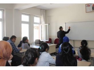 Gençlere ’Değerlerimiz’ Konulu Konferans Verildi