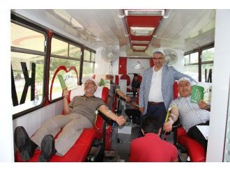 Kızılay‘a Kitap Okuyarak Kan Bağışında Bulundular