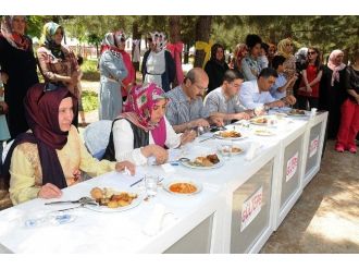 Anneler Yaptıkları Yemeklerle Yarıştı