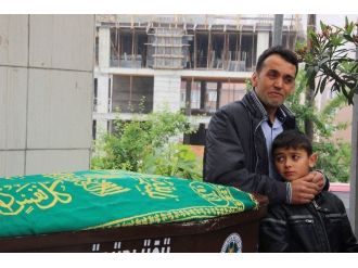 Babasını Son Yolculuğuna Gözyaşlarıyla Uğurladı