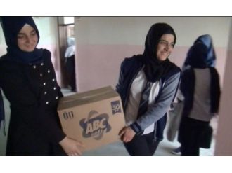 Kız Öğrencilerden Yardıma Muhtaç Ailelere Gıda Yardımı