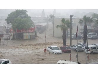 İzmir’de Aniden Bastıran Yağış Sele Neden Oldu