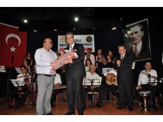 Kaymakam Okur, Koroya Eşlik Etti