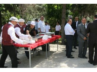 Adliye Bahçesinde Ölen Arkadaşları İçin Helva Dağıttılar