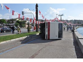 Askeri Midibüs Devrildi: 6 Yaralı