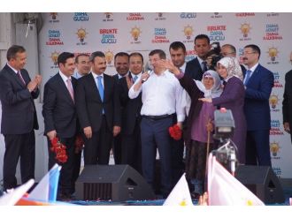 Davutoğlu, Fotoğrafını Öpen Gülizar Nine İle Buluştu