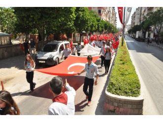 Nazilli Belediyesi Gençlik Yürüyüşünde 1919 Adet Bayrak Dağıttı