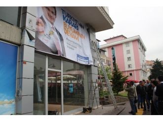 Afiş Asarken Düşen İşçi Ağır Yaralandı