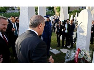 Cumhurbaşkanı Erdoğan Kovaçi Şehitliği’ni Ziyaret Etti