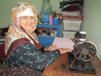 Sacide Nine Kendi İle Yaşıt Makineyle Hala Üretim Yapıyor