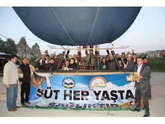 ‘Dünya Süt Günü’ Dolayısıyla Kapadokya’da Balona Binen Turistlere Süt Dağıtıldı