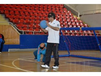 Vali Güzeloğlu Gollbol İle Tanıştı